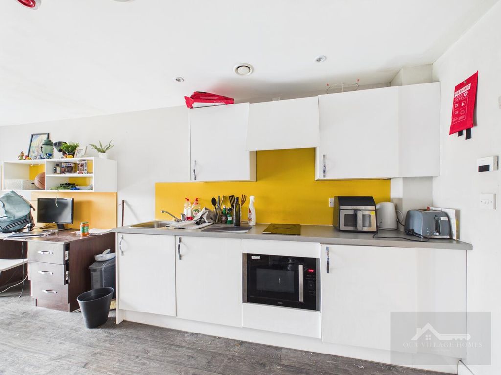 Property photo 1 of 9 Kitchen