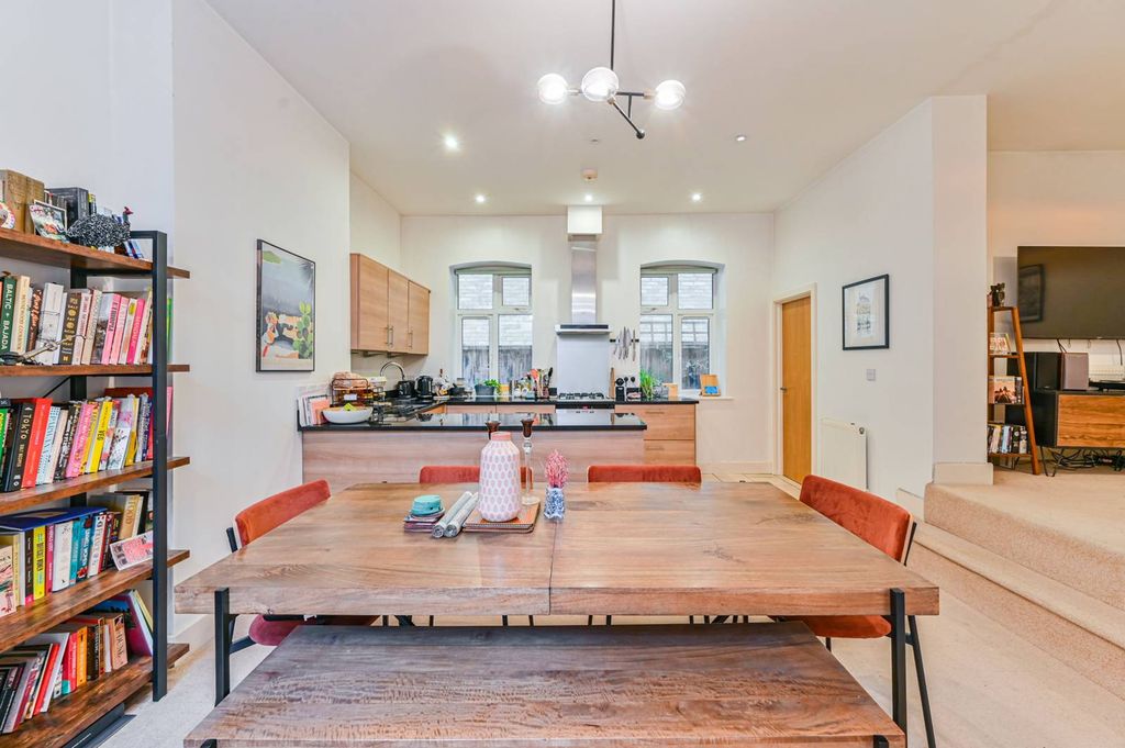 Property photo 2 of 25