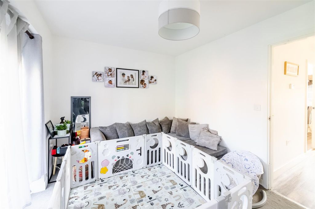 Property photo 2 of 22 Living Room