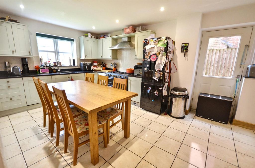 Property photo 2 of 20 Dining Kitchen