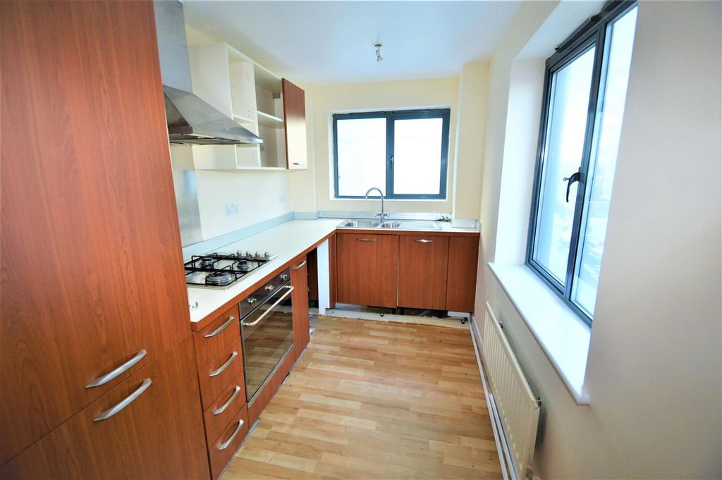 Property photo 2 of 7 Runnel Court Ig11