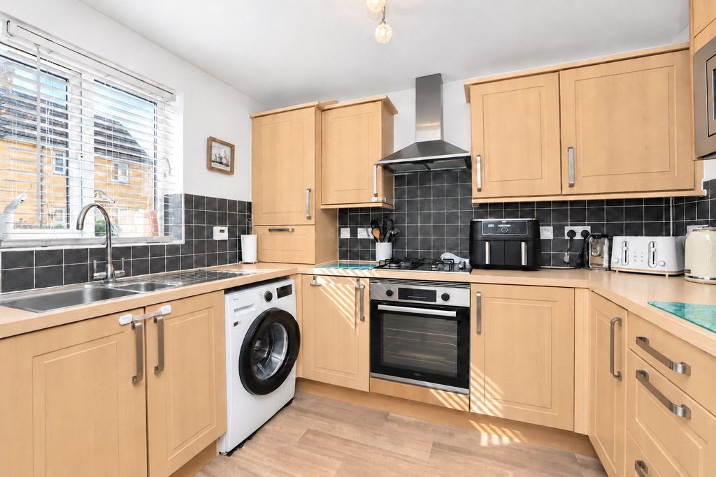 Property photo 2 of 12 Picture No. 28