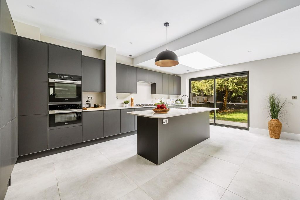 Property photo 3 of 28