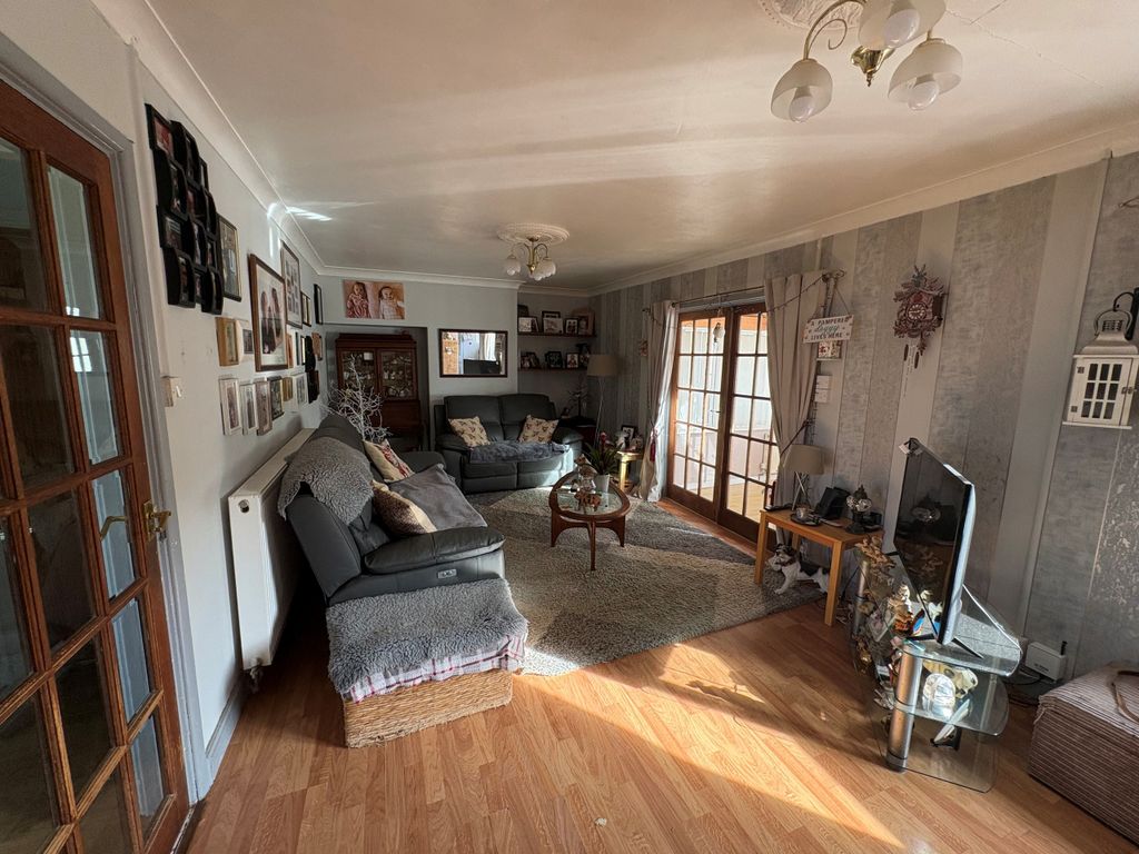 Property photo 3 of 16 Lounge Aspect 1