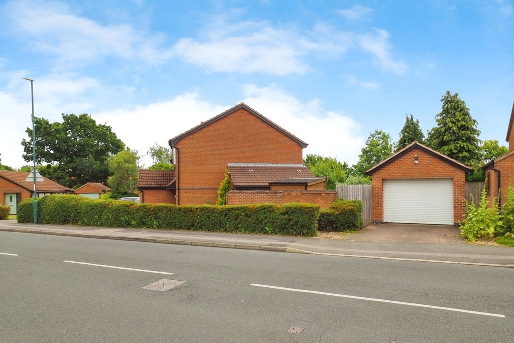 Property photo 2 of 26 Side Aspect & Garage