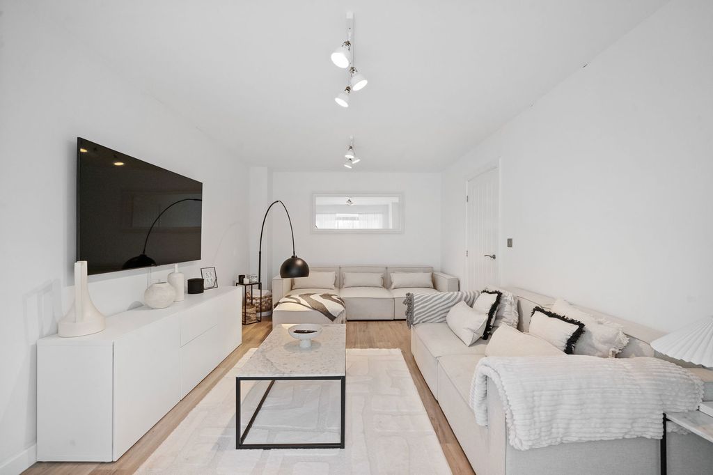 Property photo 3 of 24