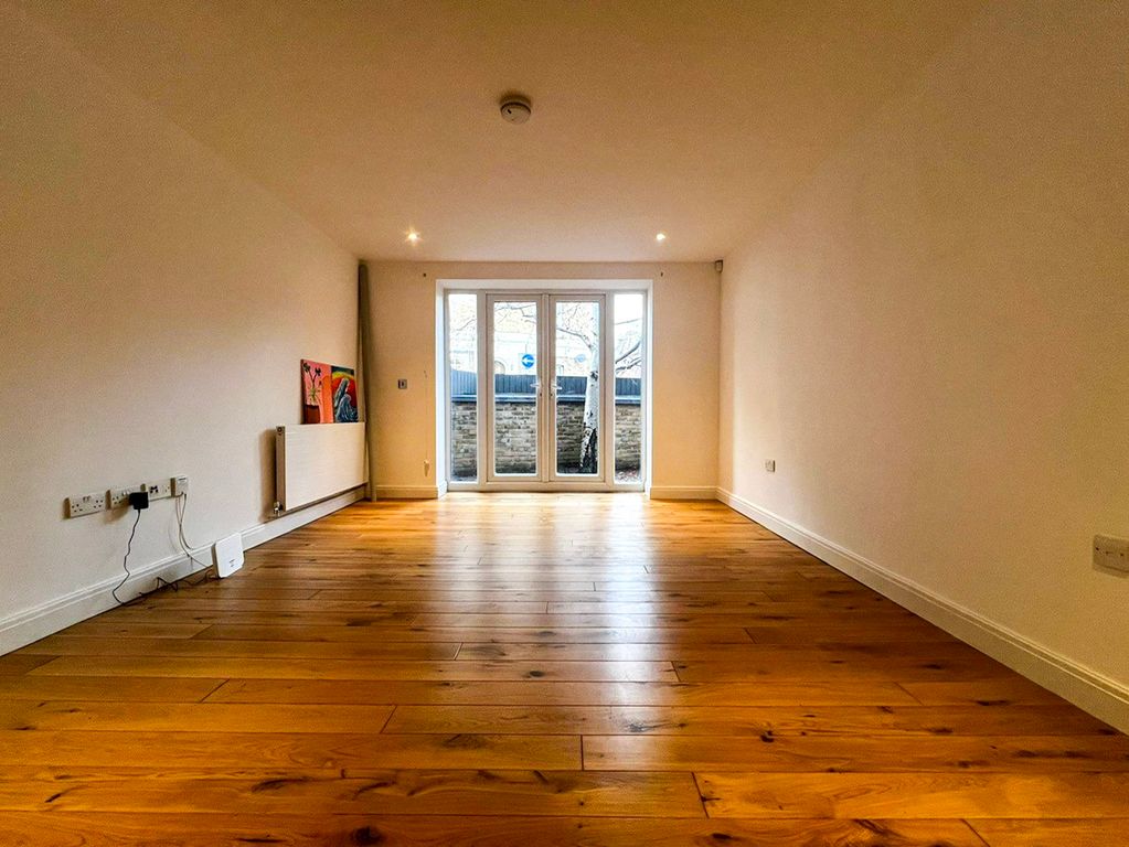 Property photo 2 of 8 Lounge