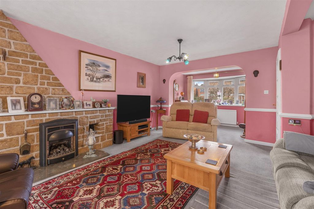 Property photo 2 of 21 2 Hazeldene Gardens, Banbury-8.Jpg