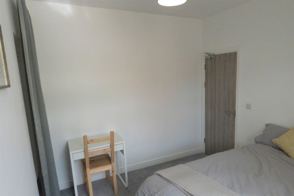 Property photo 3 of 13 Room 4