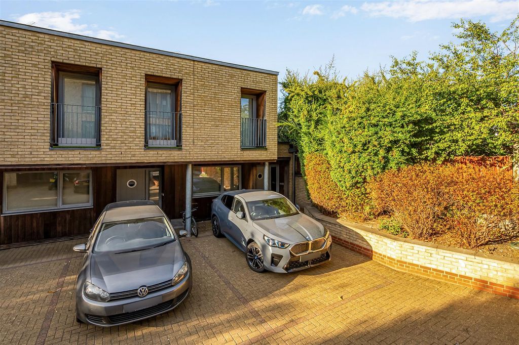 Property photo 1 of 16 11 Poets Court-1.Jpg