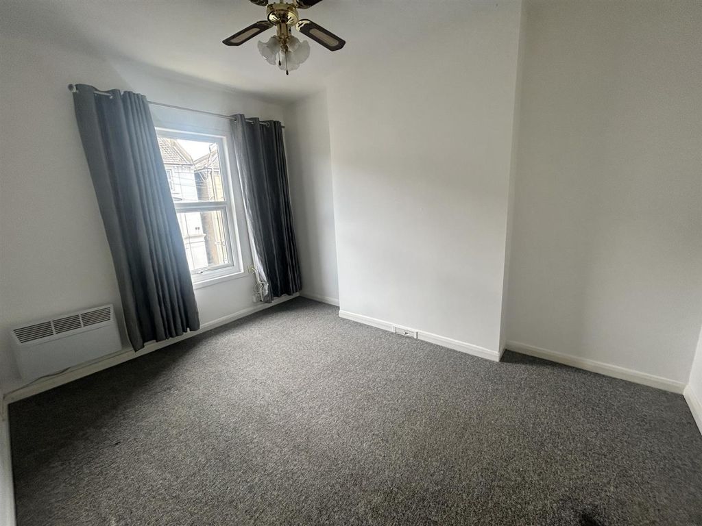 Property photo 2 of 7 01323 438506