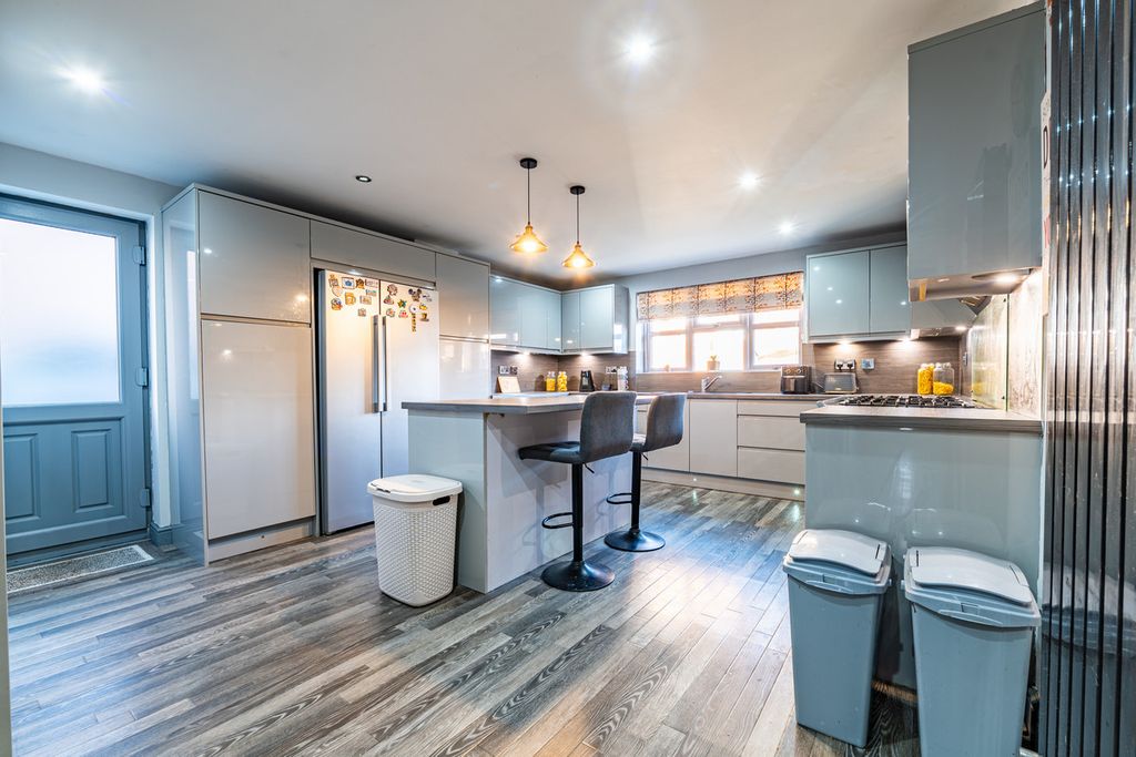 Property photo 2 of 28