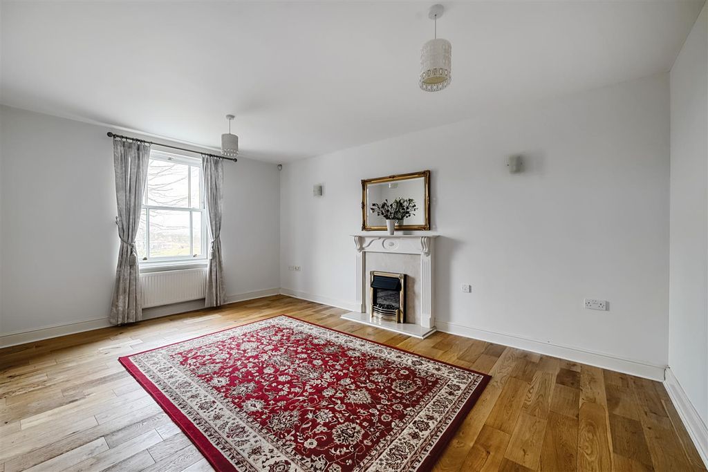 Property photo 2 of 18 Sitting Room