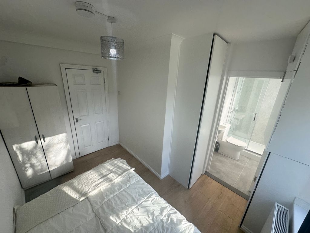 Property photo 1 of 11 Room D. En Suite