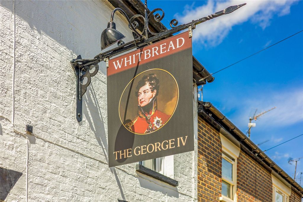 Property photo 2 of 17 Old Pub Sign