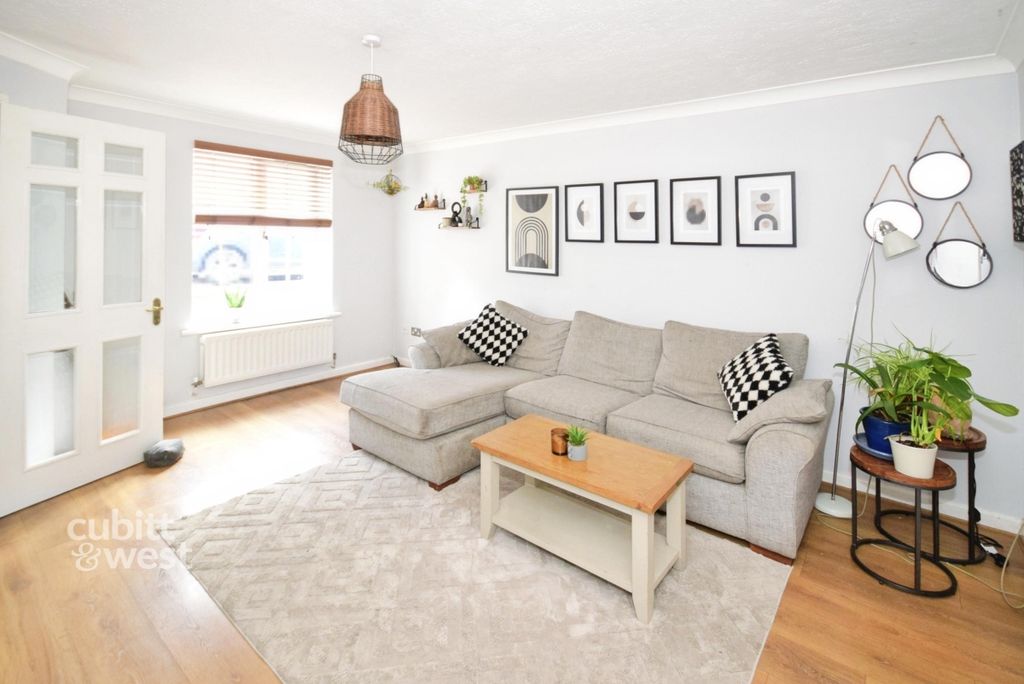 Property photo 3 of 13 Lounge