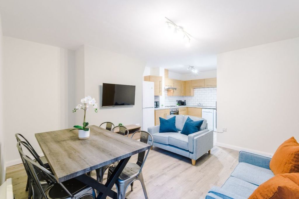Property photo 1 of 12 5Mr - Living Area