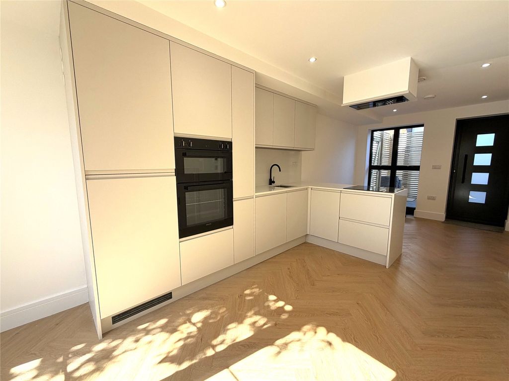 Property photo 2 of 11 Picture No. 17