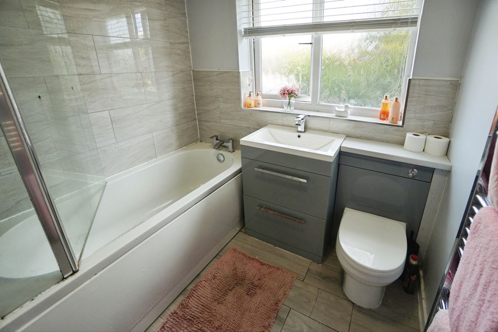 Property photo 3 of 16 Bathroom