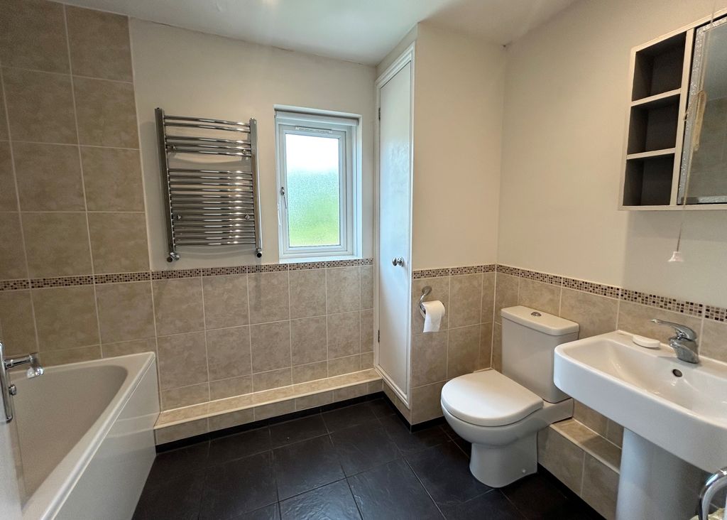 Property photo 2 of 7 63 Hainault Bathroom