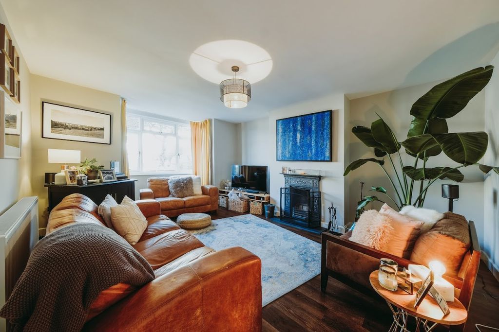 Property photo 3 of 17 Sitting Room