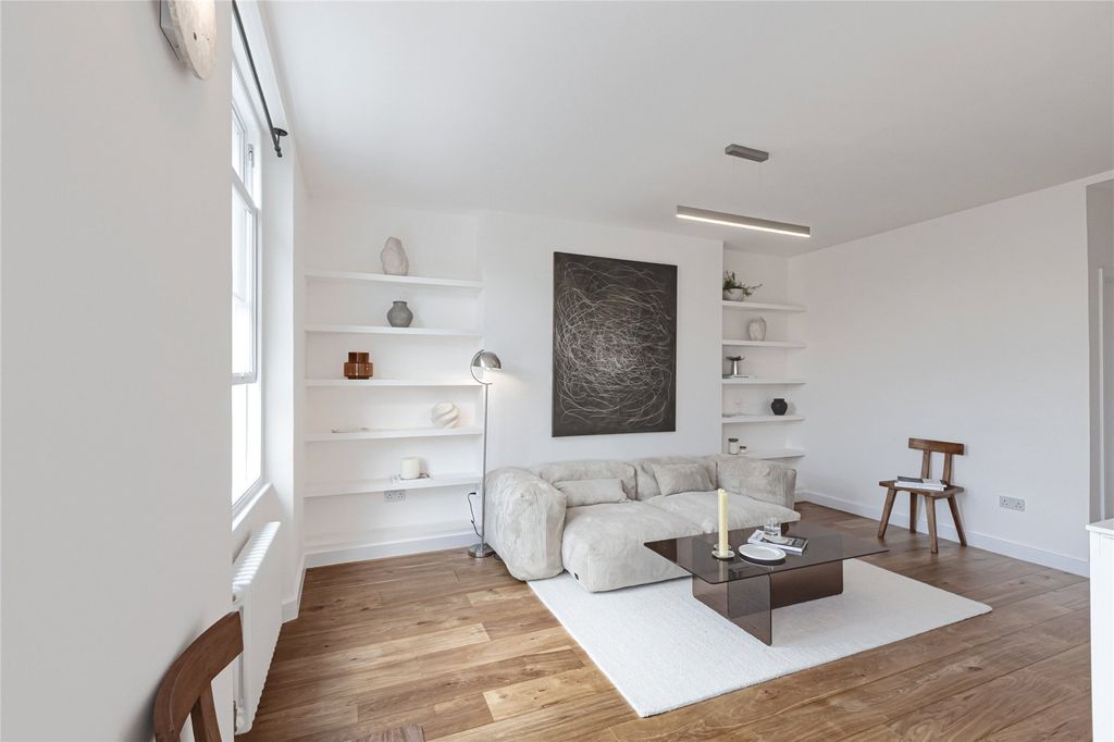 Property photo 3 of 8 Liivng Room