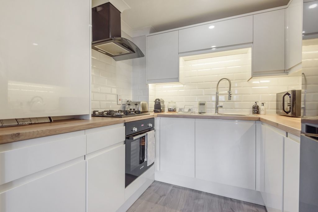 Property photo 3 of 9 Kitchen