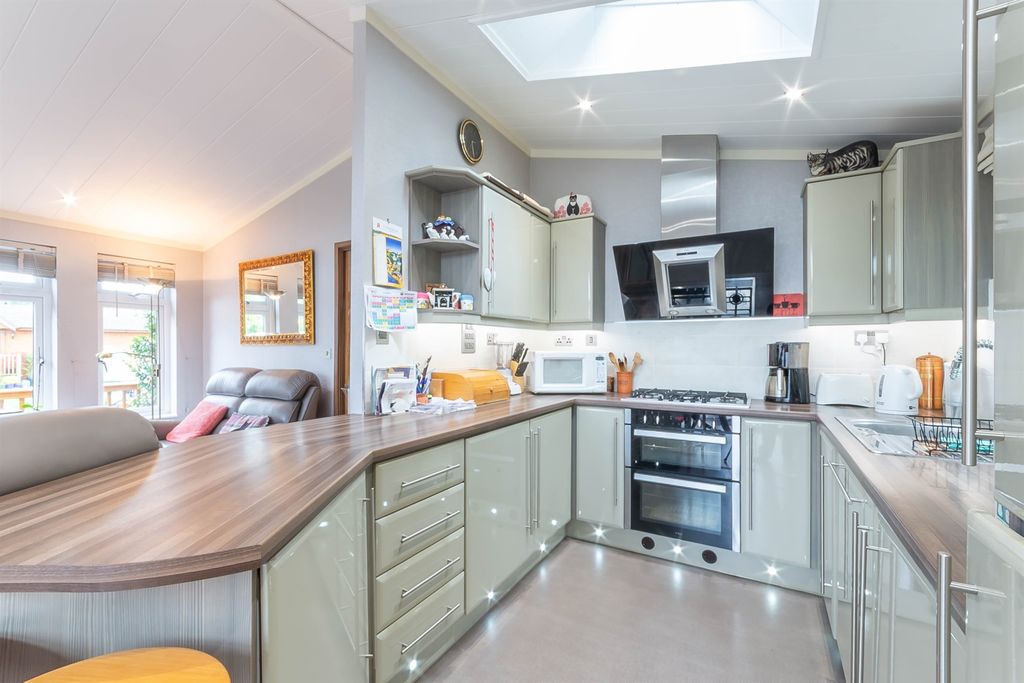 Property photo 3 of 18 Kitchen