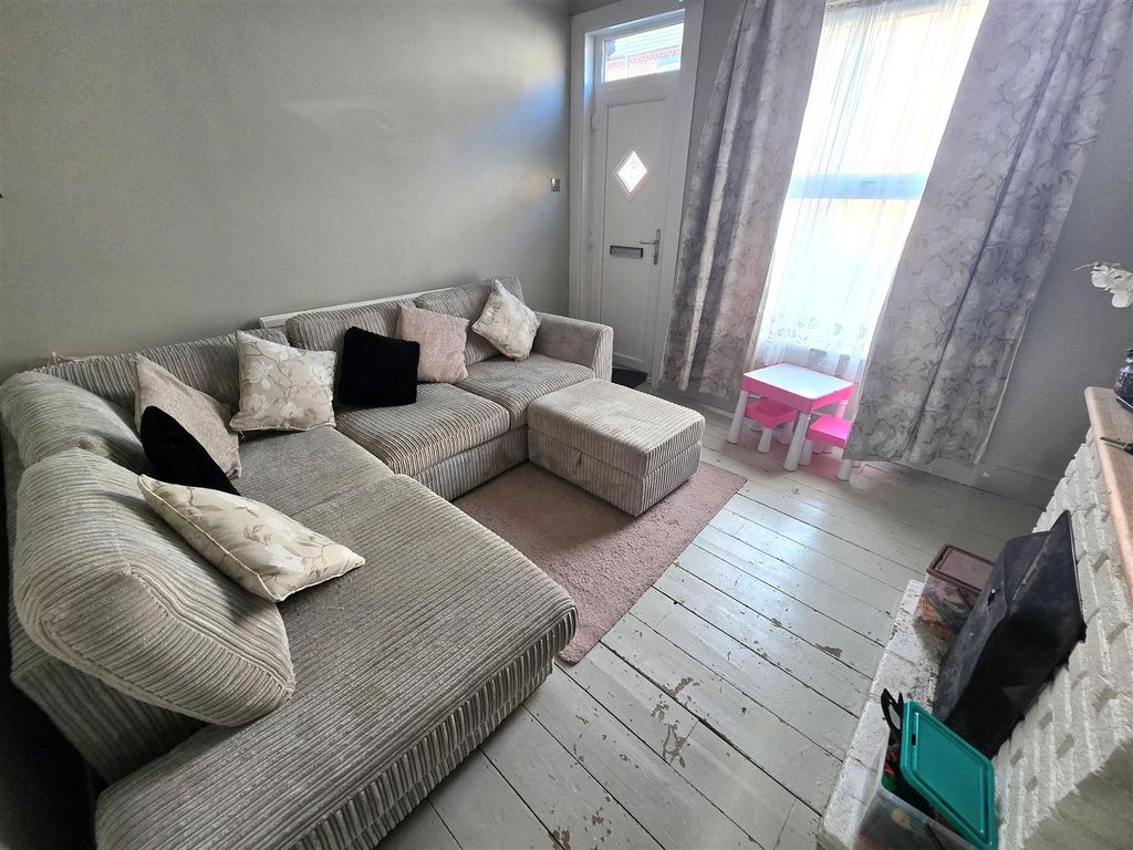 Property photo 3 of 8 Lounge