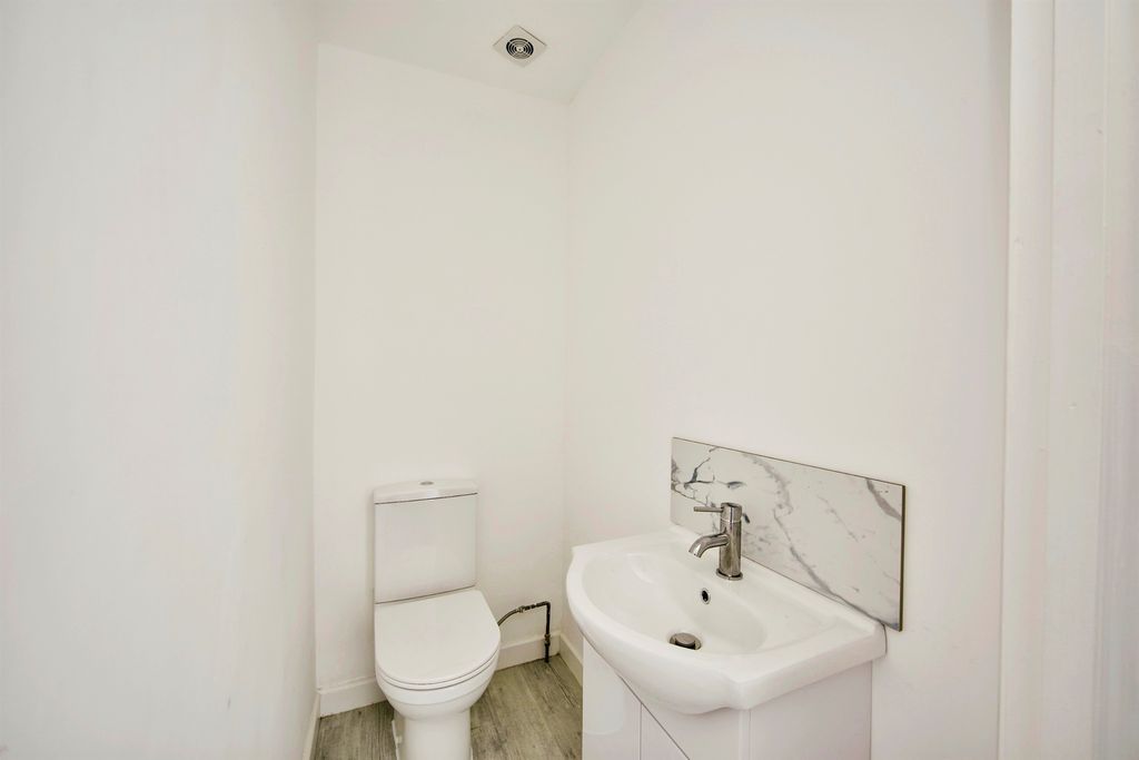Property photo 3 of 9 Cloakroom/wc