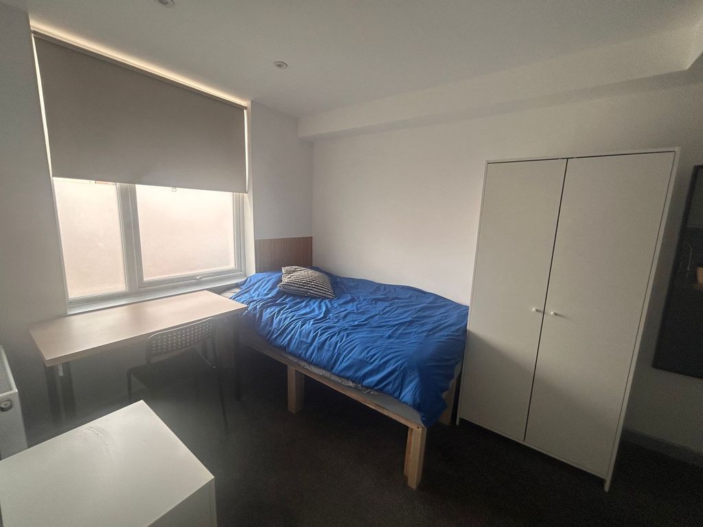 Property photo 2 of 23 Bright, Simply Furnished Room With Desk And Bed...