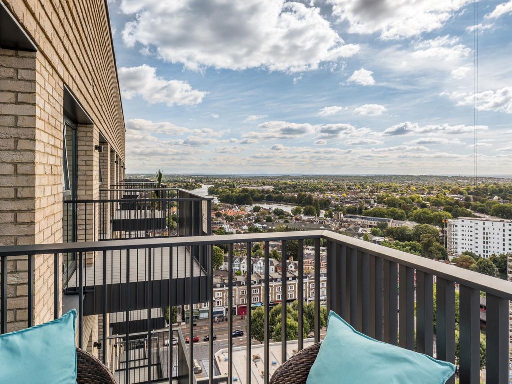 Property photo 3 of 18 Kew Bridge Rise, 2 Bedroom Show Home, Balcony View