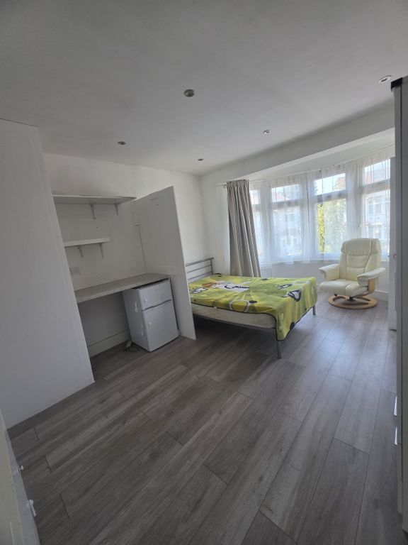 Property photo 1 of 11 Stylish, Bright &amp; Ready To Move In