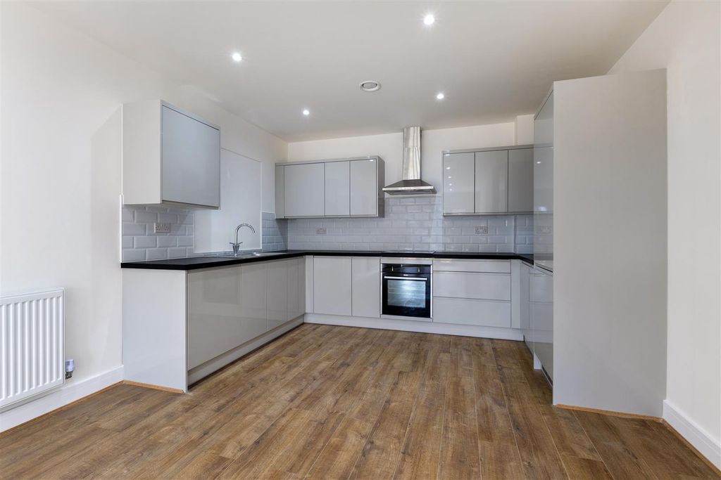 Property photo 3 of 6 114528_Flat-1-8-Coulsdon-Road-8.Jpg
