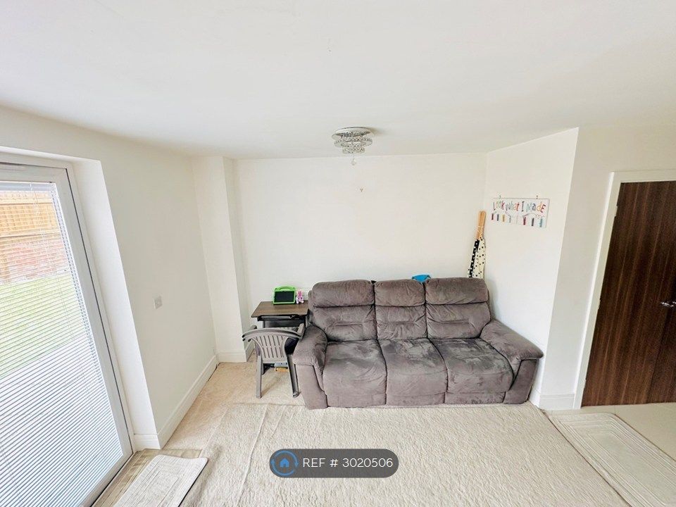 Property photo 3 of 19 Living Room