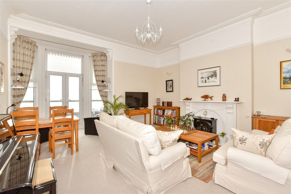 Property photo 2 of 13 Lounge