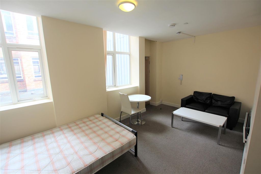 Property photo 3 of 7 Lounge/Bedroom