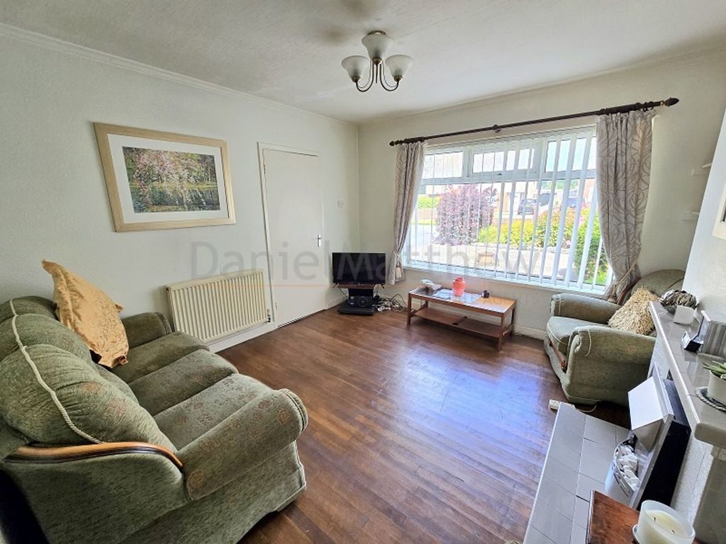 Property photo 3 of 32 Lounge