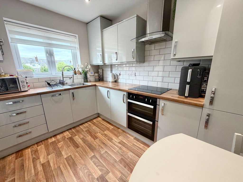 Property photo 3 of 19 Kitchen