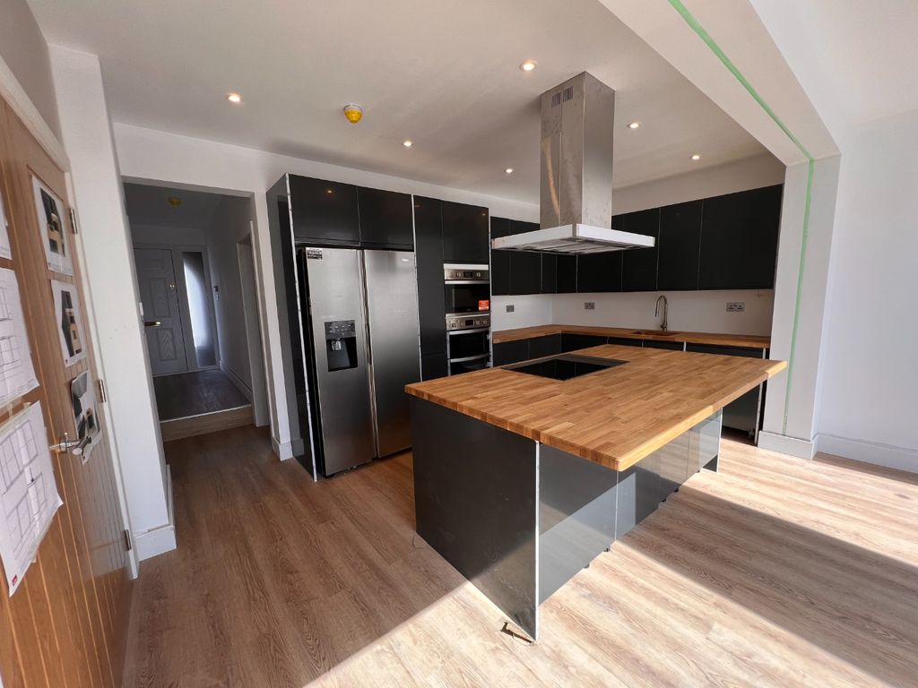 Property photo 3 of 11 2721103