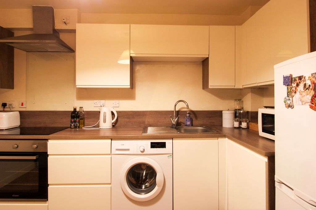 Property photo 2 of 11 Kitchen
