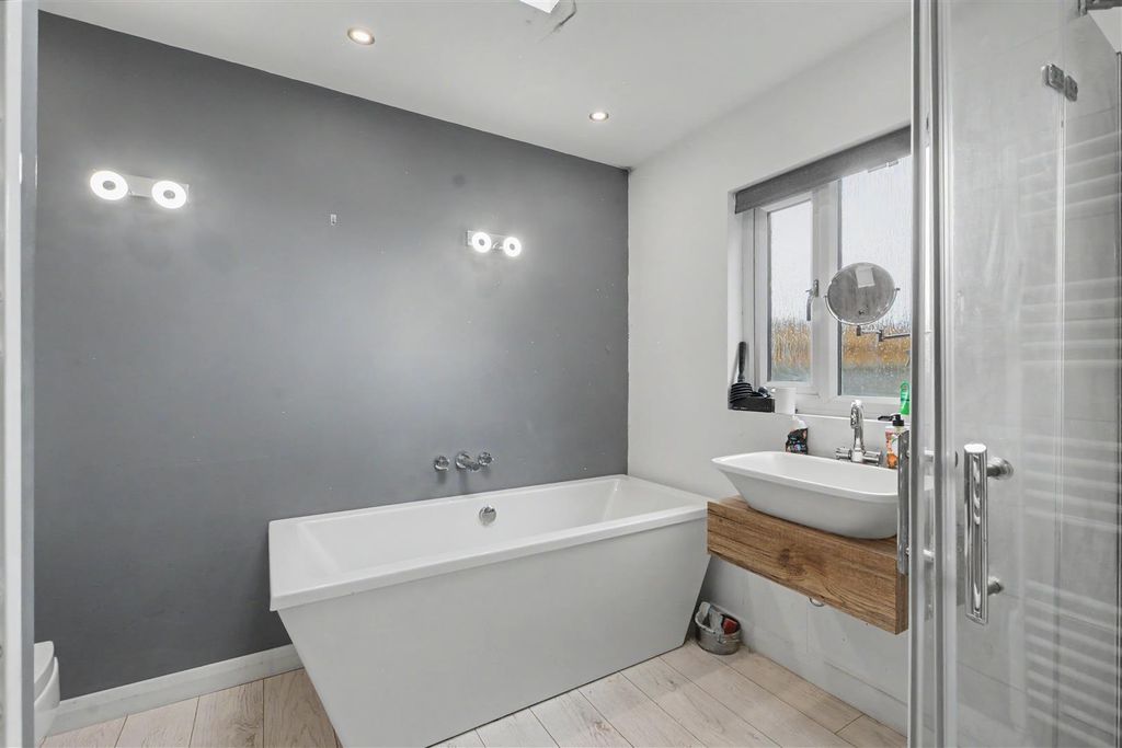 Property photo 3 of 16 Bathroom.Jpeg