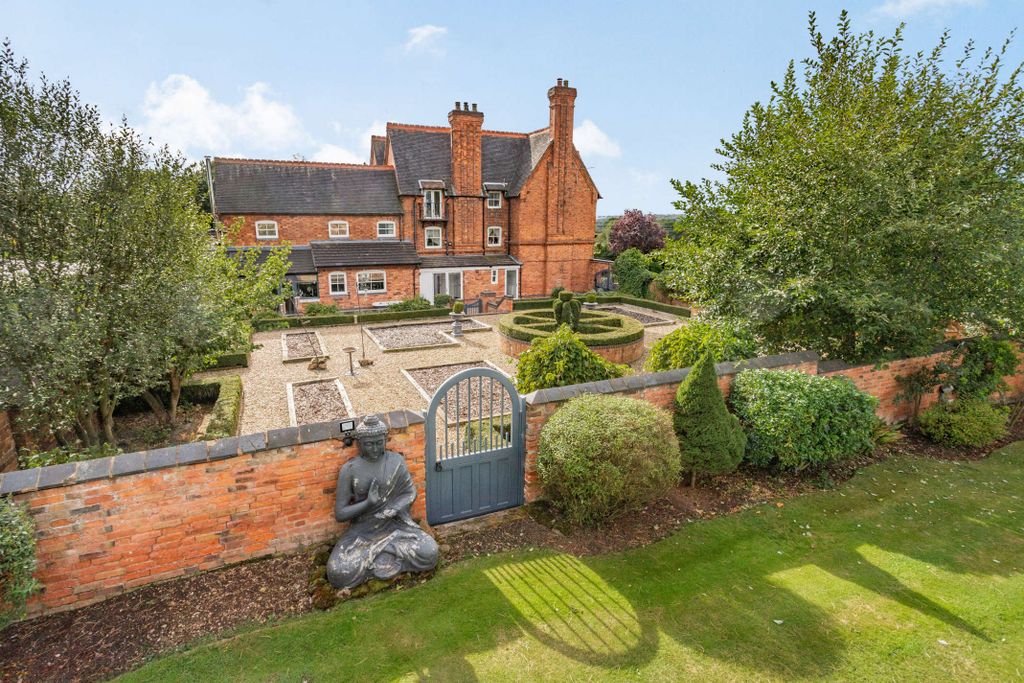 Property photo 2 of 50 8479735-Exterior03-800