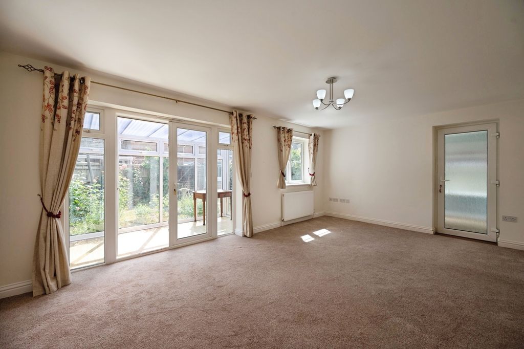 Property photo 2 of 17 Photo