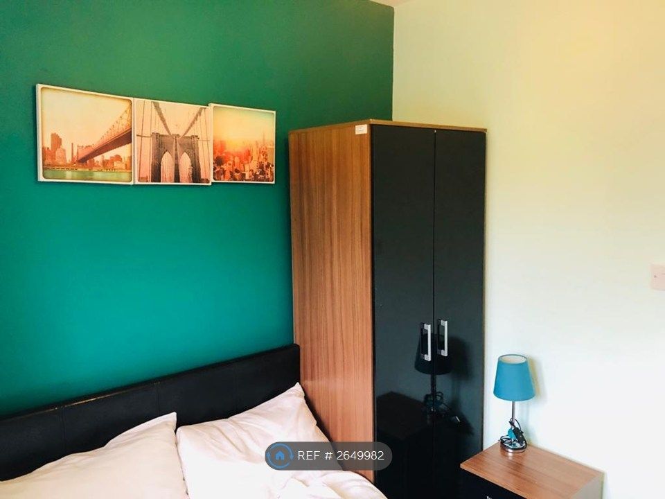 Property photo 2 of 19 Room 3 - Available On 7th December (£600)