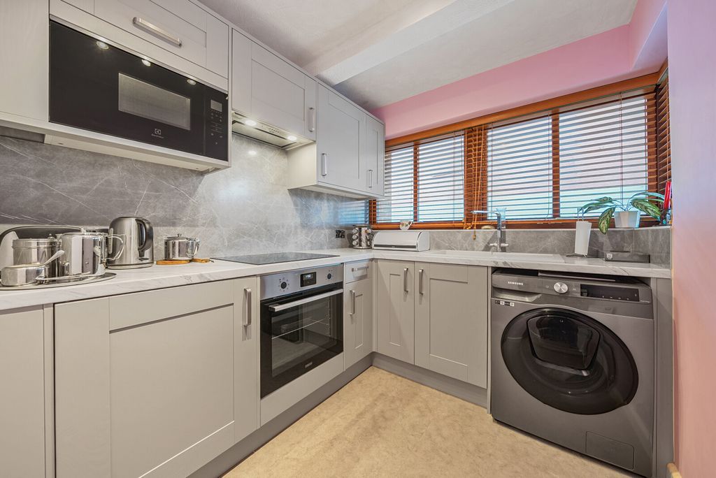 Property photo 3 of 17 Kitchen