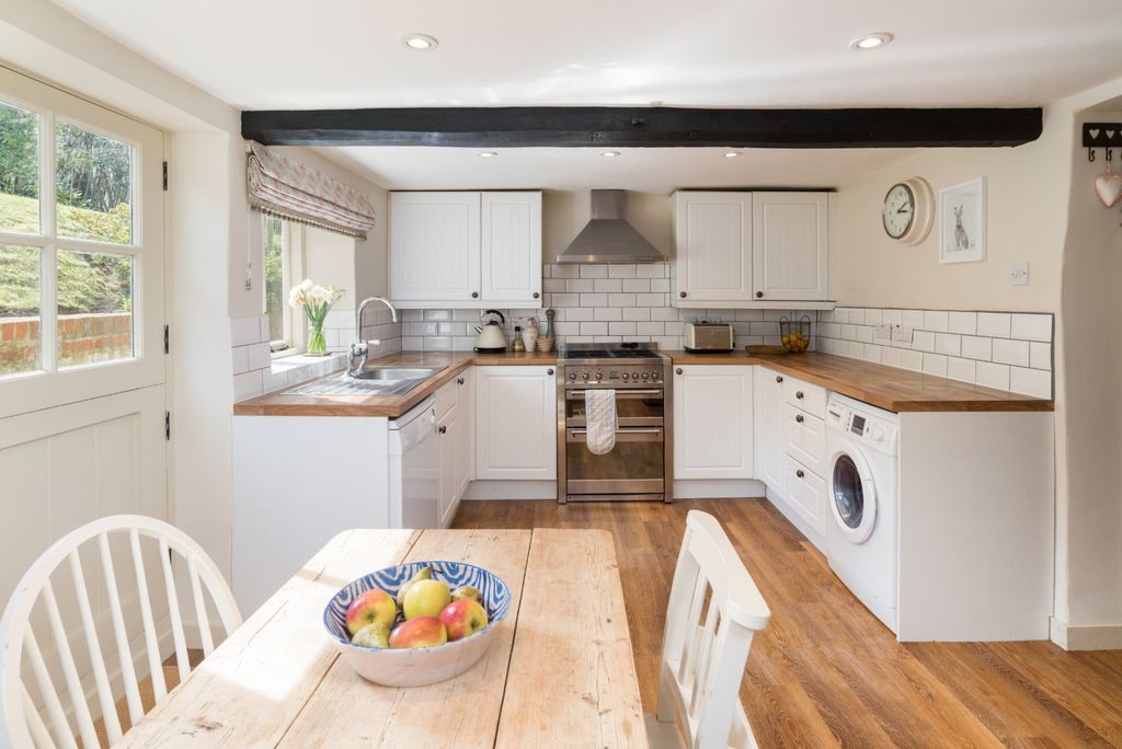 Property photo 3 of 15 Kitchen Breakfast