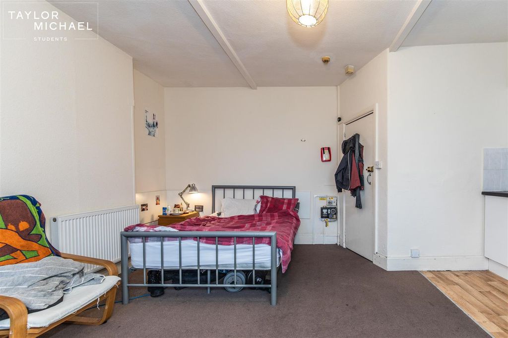 Property photo 3 of 10 Room