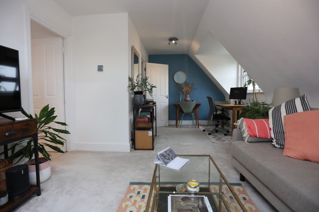 Property photo 3 of 16 17 Steyning Court (8)