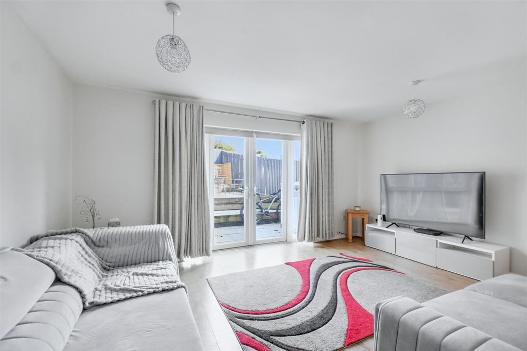 Property photo 2 of 24 Lounge_1.Jpeg